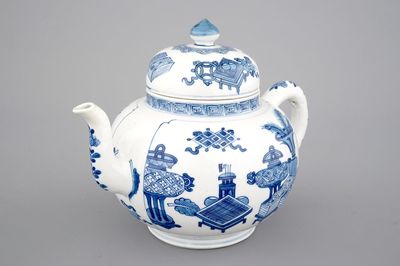 Une grande théière en porcelaine de Chine bleu et blanc, époque Kangxi, ca. 1700