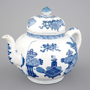 Une grande théière en porcelaine de Chine bleu et blanc, époque Kangxi, ca. 1700 — photo 1
