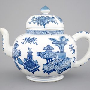 Une grande théière en porcelaine de Chine bleu et blanc, époque Kangxi, ca. 1700 — photo 2