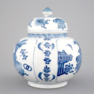 Une grande théière en porcelaine de Chine bleu et blanc, époque Kangxi, ca. 1700 — photo 3
