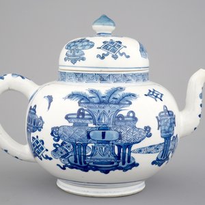 Une grande théière en porcelaine de Chine bleu et blanc, époque Kangxi, ca. 1700 — photo 4