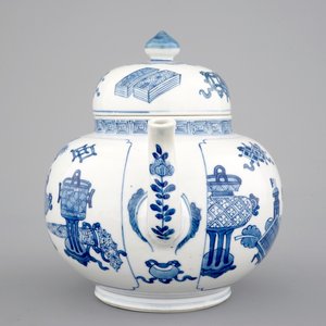 Une grande théière en porcelaine de Chine bleu et blanc, époque Kangxi, ca. 1700 — photo 5