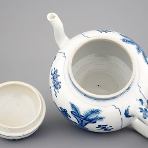 Une grande théière en porcelaine de Chine bleu et blanc, époque Kangxi, ca. 1700 — photo 6