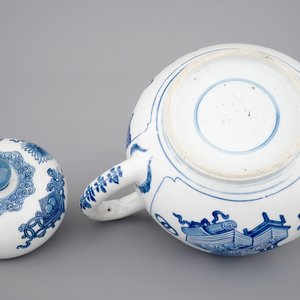Une grande théière en porcelaine de Chine bleu et blanc, époque Kangxi, ca. 1700 — photo 7