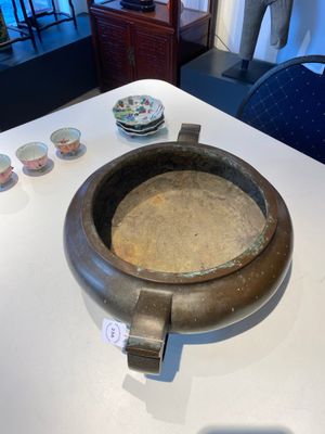 A very large Chinese bronze tripod censer, sixteen-character Xuande mark, 17/18th C. — photo 2