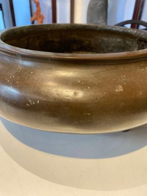 A very large Chinese bronze tripod censer, sixteen-character Xuande mark, 17/18th C. — photo 6