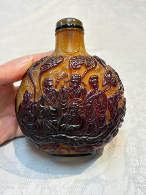 A very large Chinese brown-overlay amber glass 'Ba Xian Zhu Shou 八仙祝壽‘ table snuff bottle, 19th C. — photo 1