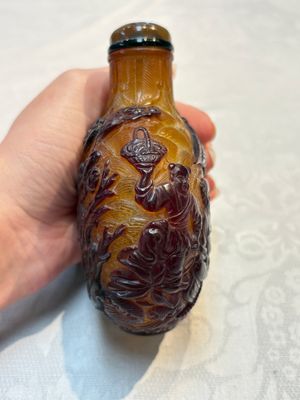 A very large Chinese brown-overlay amber glass 'Ba Xian Zhu Shou 八仙祝壽‘ table snuff bottle, 19th C. — photo 2