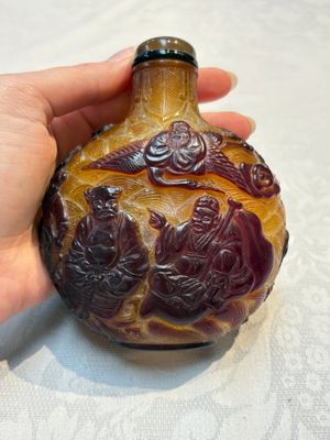 A very large Chinese brown-overlay amber glass 'Ba Xian Zhu Shou 八仙祝壽‘ table snuff bottle, 19th C. — photo 3