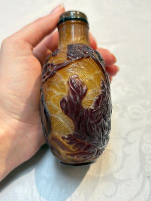 A very large Chinese brown-overlay amber glass 'Ba Xian Zhu Shou 八仙祝壽‘ table snuff bottle, 19th C. — photo 4
