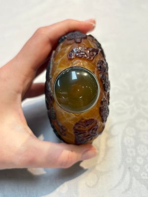 A very large Chinese brown-overlay amber glass 'Ba Xian Zhu Shou 八仙祝壽‘ table snuff bottle, 19th C. — photo 5