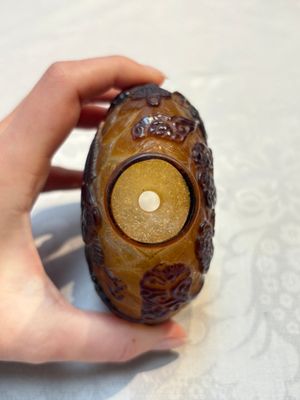A very large Chinese brown-overlay amber glass 'Ba Xian Zhu Shou 八仙祝壽‘ table snuff bottle, 19th C. — photo 6