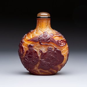 A very large Chinese brown-overlay amber glass 'Ba Xian Zhu Shou 八仙祝壽‘ table snuff bottle, 19th C. — photo 1