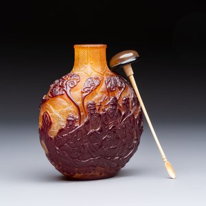 A very large Chinese brown-overlay amber glass 'Ba Xian Zhu Shou 八仙祝壽‘ table snuff bottle, 19th C. — photo 2