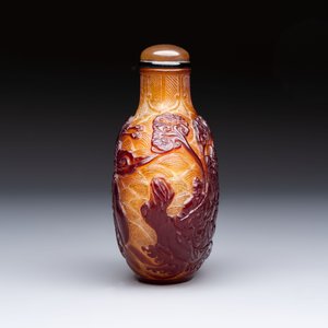 A very large Chinese brown-overlay amber glass 'Ba Xian Zhu Shou 八仙祝壽‘ table snuff bottle, 19th C. — photo 3