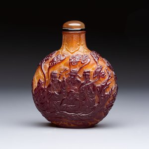 A very large Chinese brown-overlay amber glass 'Ba Xian Zhu Shou 八仙祝壽‘ table snuff bottle, 19th C. — photo 4