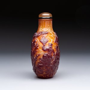 A very large Chinese brown-overlay amber glass 'Ba Xian Zhu Shou 八仙祝壽‘ table snuff bottle, 19th C. — photo 5