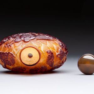 A very large Chinese brown-overlay amber glass 'Ba Xian Zhu Shou 八仙祝壽‘ table snuff bottle, 19th C. — photo 6