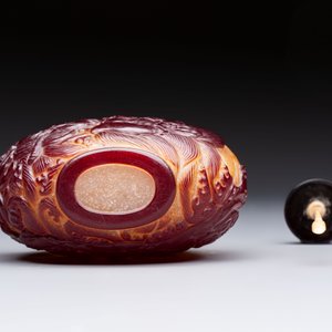 A very large Chinese brown-overlay amber glass 'Ba Xian Zhu Shou 八仙祝壽‘ table snuff bottle, 19th C. — photo 7