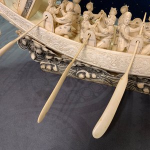 A very large Chinese carved ivory model of a dragon boat, 19th C. — photo 29