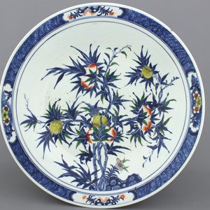 A very large Chinese doucai dish with "nine peaches" decoration, 19th C. — 照片 1