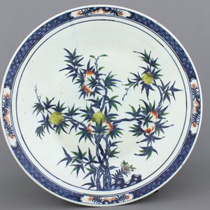 A very large Chinese doucai dish with "nine peaches" decoration, 19th C. — photo 1