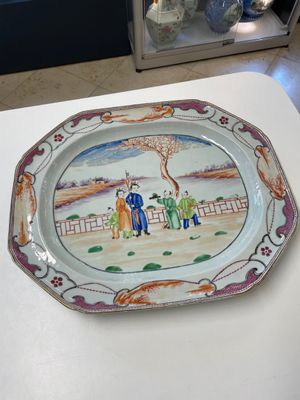 A very large Chinese famille rose octagonal dish with mandarin design, Qianlong — photo 1