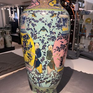 A very large Chinese famille rose turquoise-ground vase and cover, 19th C. — photo 20