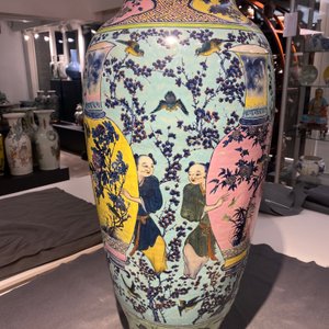 A very large Chinese famille rose turquoise-ground vase and cover, 19th C. — photo 21