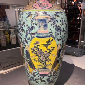 A very large Chinese famille rose turquoise-ground vase and cover, 19th C. — photo 24