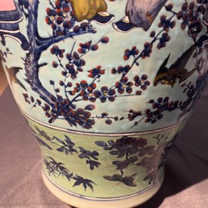 A very large Chinese famille rose turquoise-ground vase and cover, 19th C. — photo 28
