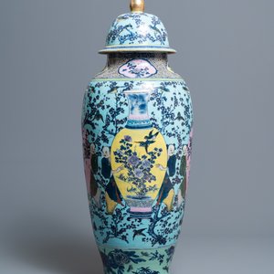 A very large Chinese famille rose turquoise-ground vase and cover, 19th C. — photo 4