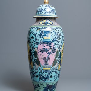 A very large Chinese famille rose turquoise-ground vase and cover, 19th C. — photo 5