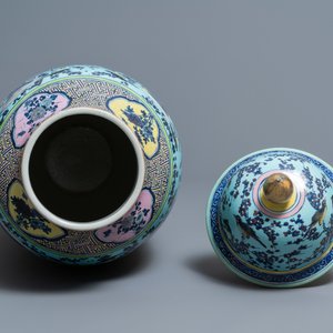 A very large Chinese famille rose turquoise-ground vase and cover, 19th C. — photo 6