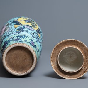 A very large Chinese famille rose turquoise-ground vase and cover, 19th C. — photo 7