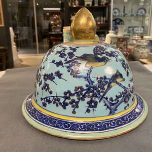 A very large Chinese famille rose turquoise-ground vase and cover, 19th C. — photo 9