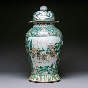 A very large Chinese famille verte 'warriors on horseback' vase and cover, 19th C. — photo 1