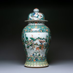 A very large Chinese famille verte 'warriors on horseback' vase and cover, 19th C. — photo 3