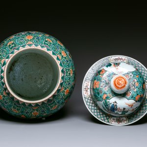 A very large Chinese famille verte 'warriors on horseback' vase and cover, 19th C. — photo 4