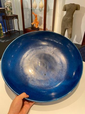 A very large Chinese monochrome blue-glazed dish, Kangxi — photo 1