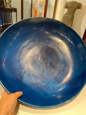 A very large Chinese monochrome blue-glazed dish, Kangxi — photo 2
