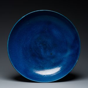 A very large Chinese monochrome blue-glazed dish, Kangxi — photo 1