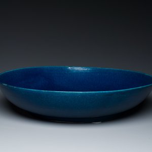A very large Chinese monochrome blue-glazed dish, Kangxi — photo 2
