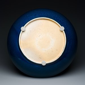 A very large Chinese monochrome blue-glazed dish, Kangxi — photo 3
