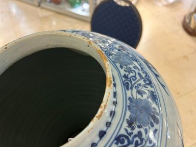 A very large Dutch Delft blue and white chinoiserie baluster vase, last quarter 17th C. — photo 2