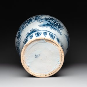 A very large Dutch Delft blue and white chinoiserie baluster vase, last quarter 17th C. — photo 6