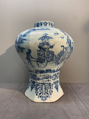 A very large Dutch Delft blue and white chinoiserie baluster vase, second half 17th C. — photo 1
