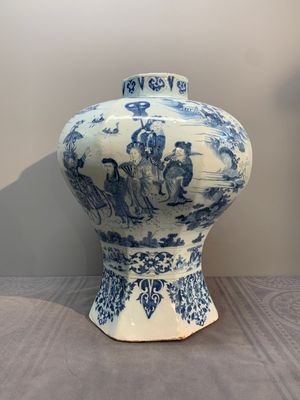 A very large Dutch Delft blue and white chinoiserie baluster vase, second half 17th C. — photo 2