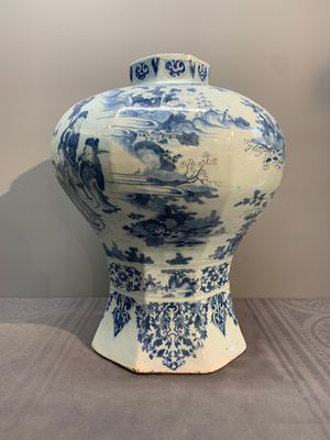 A very large Dutch Delft blue and white chinoiserie baluster vase, second half 17th C. — photo 3