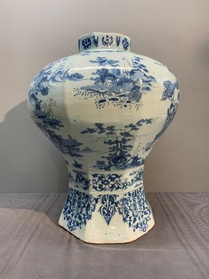 A very large Dutch Delft blue and white chinoiserie baluster vase, second half 17th C. — photo 4